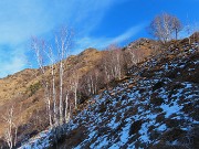 16 Sul sent. 598 in zone d'ombra rimasugli di neve